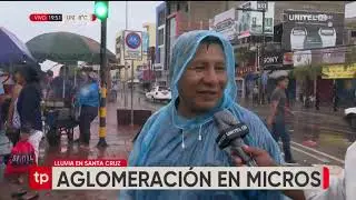 Aglomeración de personas en los micros debido a la lluvia en Santa Cruz