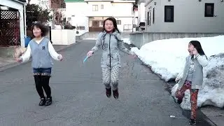 久しぶりの縄跳びに興奮する三姉妹