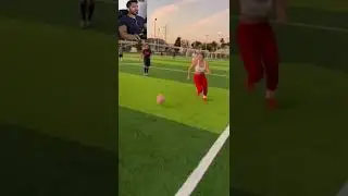 ELLA ES INCREIBLE JUGANDO FUTBOL 😏 - Chica jugando Futbol