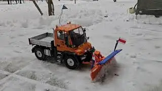 RC Mercedes-Benz Unimog 4x4 u300 Snow Plowing ❄️ | Schnee Action