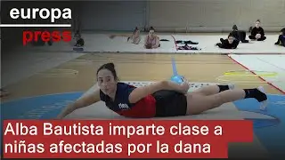 La gimnasta Alba Bautista hace una clase para niñas afectadas por la dana