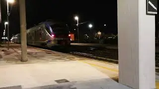 Traffico di treni alla stazione di Porto Sant'Elpidio in una sera di fine agosto 2021