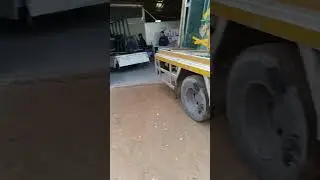 glass load kar k ja rahe hai fitting karne #saudiaarabia #public #viralvideo