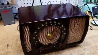 1953 Zenith H723Z am-fm tube radio