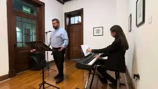 Abr&aacute;zame as&iacute;, Mario Clavell