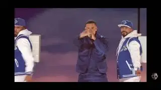 Daddy yankee cantando sonriele en concierto