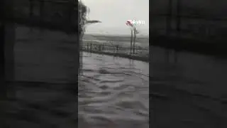Bursa'nın Mudanya il&ccedil;esinde sabah saatlerinde etkili olan sağanak yağmur caddeleri dereye &ccedil;evirdi.