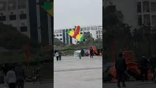 Thả diều 7m2 nghệ nh&acirc;n 60 tuổi l&aacute;i diều đ&acirc;m diều xuống như bom..#patang #kite #xuhuong #layangan