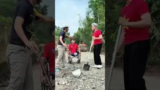 DT - Teamwork to Help a Wheelchair User [DUCHA TRINH] #DuchaTrinh #viral #kindness #respect