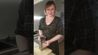 Jajka pieczone w chlebie z szynką długodojrzewającą i serem cheddar.
