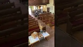 Blick in die Ausstellung &bdquo;Wurzeln schlagen &ndash; Menschen und Pflanzen im Exil&ldquo; Waldenserkirche Palmbach