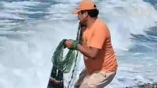 ¡ Sorprendente la forma de Pescar de este Pescador sobre la Piedras!#fishing  