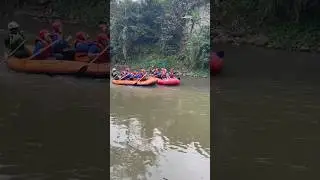 Kalau tabrakan gimana ya ni perahu karet saat arung jeram #outbound #arungjeram #outdoor