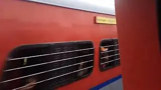 Amrapali express overtake lichchavi express at bhatpar rani newly lhb vs lhb
