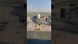 How Aircraft Park Safely? Watch This! PilotLife 👷&zwj;♂️✈️ #AirportView #AviationLovers#PlaneSpotting