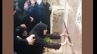 سيبوني قاعدة مع حبيبي.. بكاء والدة أحمد رفعت لاعب مودرن سبورت أمام قبره بعد دفنه