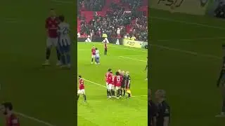 Manchester United players are not happy with the referee Simon Hooper. #mufc