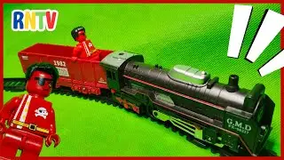 Ini Seru Banget ! Kereta Api Mengangkut Lego Merah