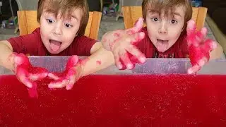 GELLI BAFF VERMELHO COM AS M&Atilde;OS!! Ca&ccedil;a aos Brinquedos no Slime para Crian&ccedil;as - Toys for Kids