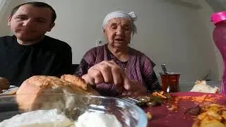 Büyük anane ile Türk kahvaltısı