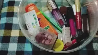 What's in my Daily makeup box 😄💅🧷👝💄💄