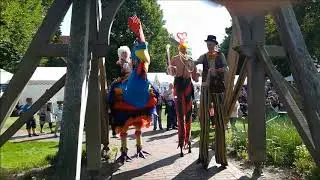 Stelzenfigur Gockelhahn Karl Fridolin vom Aktionsb&uuml;ro Delectatio zum Jahresfest Rickling 2017