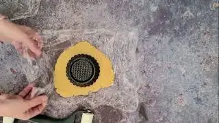M&uuml;rbteig ausrollen, ohne das er kleben bleibt.