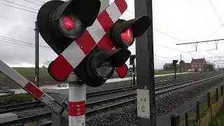 loc 18  NMBS - SNCB  met M6 rijtuigen passeert overweg Bruggenhoek in Zwalm