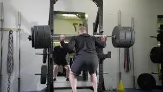 Magglinger Erlebnispfad: Matthias Glarner Krafttraining Kniebeugen