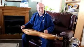 Keith Brintzenhoff schpielt Musik uff em Scheitholz