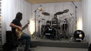 Bruno Valverde e Felipe Andreoli ensaiando temas do Kiko Loureiro Trio