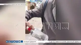 Хозяева магазина, подозреваемые в продаже бодяги, пытаясь смыть улики, набросились на журналистов