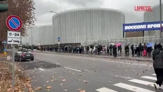 La lunghissima fila al «Pane quotidiano» a Milano il giorno di Natale: due ore di coda per riceve...
