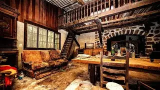 Le temps semble s'être arrêté dans cette villa abandonnée.
