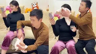 老婆玩手机让老公伺候，老公见她沉迷手机，用擦脚步给她擦脸！【小词夫妻】
