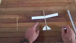 Como fazer um planador lançado por elástico
