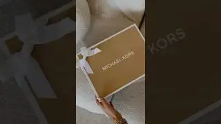 Let&rsquo;s see what&rsquo;s have in MK Store 👜🛍️#youtubeshorts #michealkors #totebag #luxurylifestyle #trend
