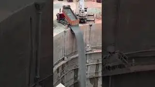 Building shear wall concrete pouring process