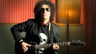 Andr&eacute;s Calamaro - Brindo por las mujeres.flv