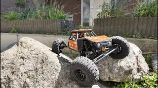Axial Capra Tough Urban Crawling