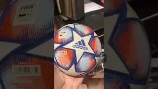 HOW TO CLEAN YOUR DIRTY FOOTBALLS 🧽😱 *LIFE HACK* #Shorts