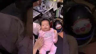 Tiểu Vy 1 tháng đi bấm lỗ tai