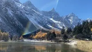 四川人有自己的瑞士，雪山下徒步，金黄的树，秋天遇到冬天太美了