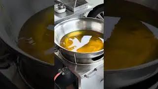 The oil it takes to fry food in Malaysia #food #foodie #malaysia #kualalumpur #shorts #oil