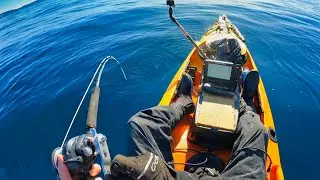 Механический джиг с каяка на голубую воду для ловли королевской рыбы (эпические подводные кадры)