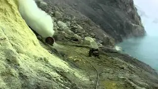 Kawa Ijen lake - sulfur mine