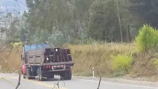 Freno de motor impresionante de un Autocar at64 1987 circulando cargado por una bajada muy empinada