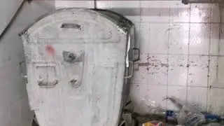 Garbage chute cleaning
