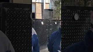 Компания BBQ Pitmasters забирает на продажу изготовленный на заказ прицеп-коптильню для барбекю #...