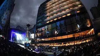 Cientos de artistas celebraron en la Avenida Corrientes la reapertura del San Mart&iacute;n